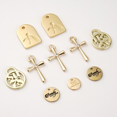 Cina Customized Logo Metal Tag Zinc Alloy Charms for Jewelry Making Necklace Bracelet Design in vendita