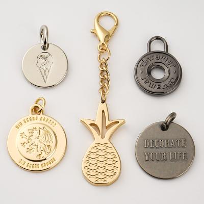 China Circle Shape Engraved Logo Metal Tag Custom Key Ring Or Charms For Black Zinc Plated à venda