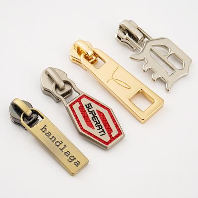 China Nickel Free Metal Zipper Sliders For Bags Custom Zipper Puller Clothing Design Logo à venda