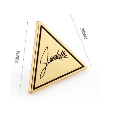 中国 Handbag Hardware Custom Triangle Shape Metal Label Plate Diecast Process Golden Plated 販売のため