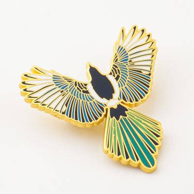 China Custom Plating Enamel Lapel Pins Fashion Magpie Brooch Badge for Women's Accessories Te koop