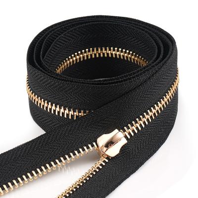 China 5 Gold Teeth Metal Zipper Tape By The Yard for Clothing and Bag Embellishments en venta