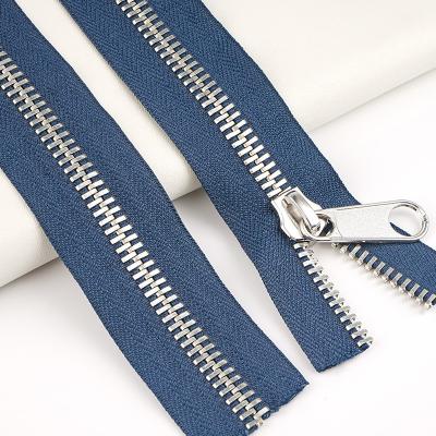 China Sample 10 Long Chain Metal Teeth Zipper Rolls for Leather Handbags Customized Pantone à venda