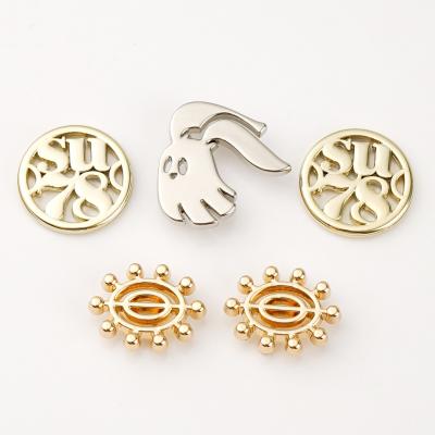 Cina Customized Size Metal Clothing Logos with Small Gold Logo Metal Tag Cut Out Logo in vendita