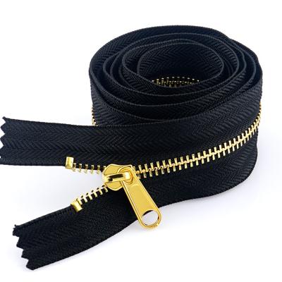 China Gold Teeth Black Zipper Custom Metal Zipper for Clothing in Customized Pantone Color à venda