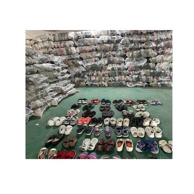 China Mixed Style Christmas Gift Shoes Sneaker Ball Mixed Wholesale Used Kids Sneaker Kids Shoes for sale