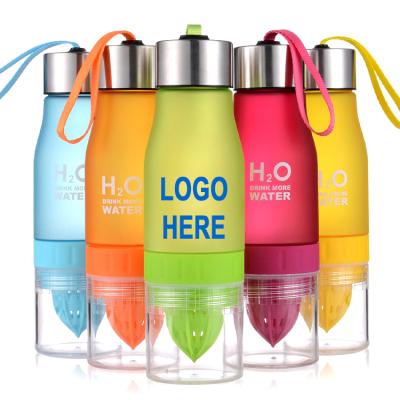 China Viable Colorful Plastic Lemon Cup Manual Portable Juice Bottle Fruit Infuser Water Bottle for sale