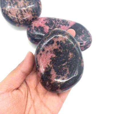 China Wholesale Natural Gemstone Rose Rhodonite Palm Stone Polished Palm Crystal Stone From China for sale