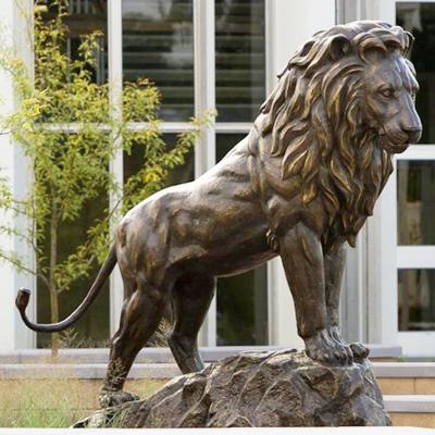 China Europe Outdoor Decorative Brass Sculpture Life Size Bronze Lion Step On The Rock Statue for sale