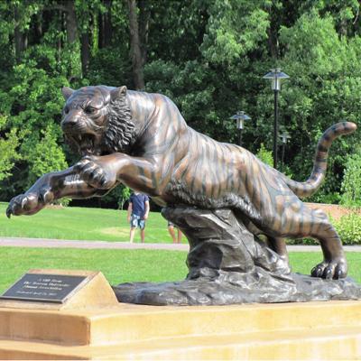 China Outdoor Craft Or Square Tiger Sculpture Metal Decoration Europe Bronze Life Size Leaping Statue for sale