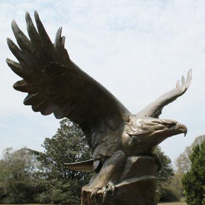 China Free Custom Made Life Size Brass Flying Eagle Fierce Outdoor Decoration Sculpture From Europe for sale