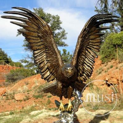 China Europe Garden Lawn Decoration Metal Sculpture Life Size Eagle Flying Catching Fish Bronze Statue for sale