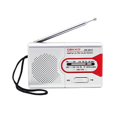 Cina Radio AM FM Pocket Silver con antenna integrata e due batterie AA in vendita