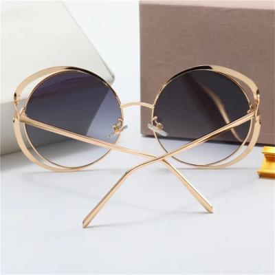 China Classic Lady Mirrors New Designer Sunglasses Fashion Sunglasses Original Eyeglasses Shades PC Outdoor Fashion Frame For Women And Men Glass for sale