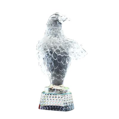 China Folk Glass Trophy Eagle Statue Eagle Art Decoration China Product Eagle Crystal Liuli for sale