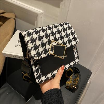 China Motion Sensing Shoulder Bag Top Layer Leather Bag Mobile Phone Wallet Small Slanted Slanted Shoulder Bags For Women for sale