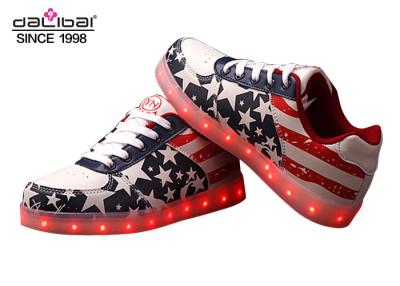 Chine Espadrilles confortables de lueur de nuit de chaussures de sport de la coupe LED du bas du drapeau américain TPR à vendre