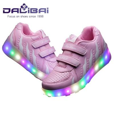 Cina Scarpe casuali infiammanti rosa del LED con USB che fa pagare ad una luce di 7 colori in vendita