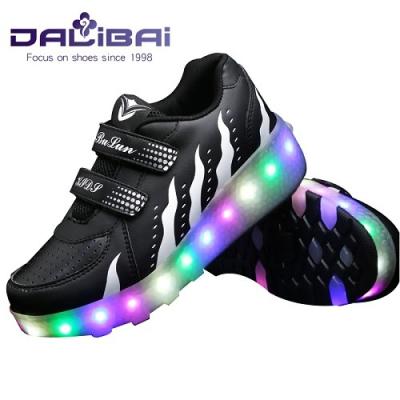 China Encienda para arriba 2 calzados informales de los zapatos LED del rodillo del patín de las ruedas para los niños y los adultos en venta