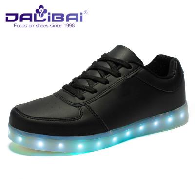 Chine L'empeigne faite sur commande d'unité centrale a mené allument des chaussures pour des adultes, blanc de noir d'espadrilles de LED à vendre