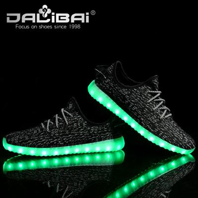 Chine Chaussures de sport confortables de l'espadrille LED d'adultes d'enfants avec le caoutchouc Outsole de lumières à vendre