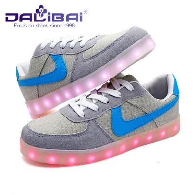 Chine Espadrille menée grise unisexe de toile de lumière des chaussures de sport LED de Rechargable à vendre