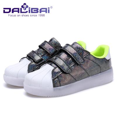 Chine Les chaussures de sport de la courroie LED de boucle menées allument des chaussures pour des enfants, 4 couleurs à vendre