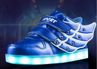 China Los zapatos/carga por USB del LED de los niños impermeables y calientes embroman los zapatos para el invierno en venta