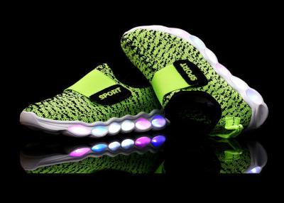 China Los zapatos superiores LED del deporte de los niños de la microfibra verde encienden para arriba los zapatos casuales de los niños LED en venta