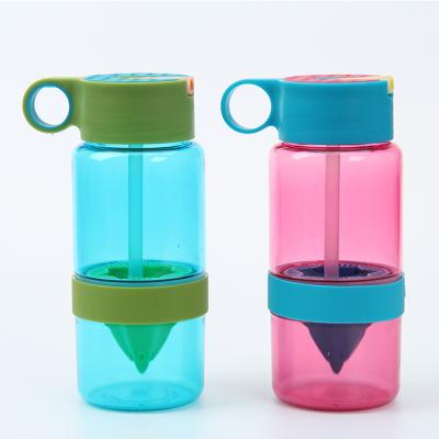 China Sustainable Bpa Free Customized Sport Drinking Portable Plastic Fruit Infuser Juice Squeezer Lemon Water Bottle With Straw for sale