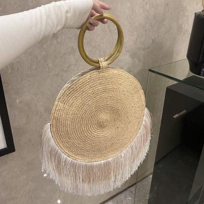 China Fashion factory direct sale 2021 new wheat straw round material handbag decorated with wooden handles with tassels for sale