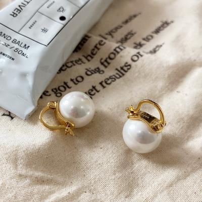 China TRENDY S925 Sterling Silver 14mm Shell Pearl Beads Small Gold Plated Hoop Earrings 18K Women Real Pearl Earrings for sale