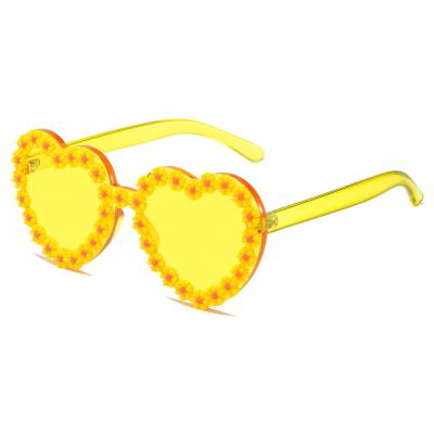 China Party sunglasses 2023 new fashion flower sun glass personality heart-shaped women beautiful candy color party sunglasses for sale