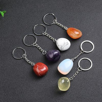 China Natural Gift Keepsake Healing Crystals Tumbled Irregular Shaped Stones Beads Stone Keyring Chakra Keychains For Women Men for sale