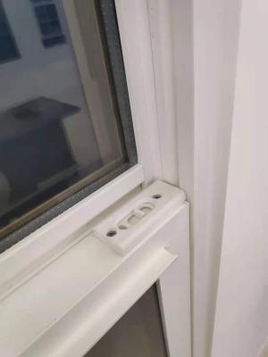 China Individuell angepasste UPVC-Einfachfenster Weiße chinesische Oberfläche Hardware, Wohnung Vertikal gehängte Fenster zu verkaufen