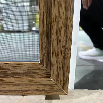 China Ventanas correderas de PVC de fabricación personalizada de madera con textura interior + pantalla blanca exterior en venta