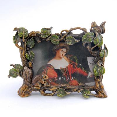 China Fashionable custom vintage baroque metal photo picture frame for sale