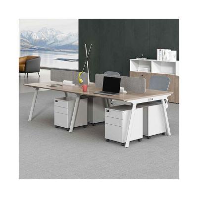 China Muebles de oficina modernos Panel de MDF Mesa y sillas de oficina para el escritorio del personal en venta