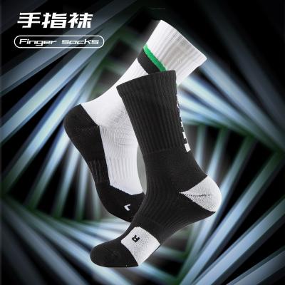 China Latest Wicking Breathable Hot Selling Customizable Sweaty Running Basketball Sports Socks For Men for sale