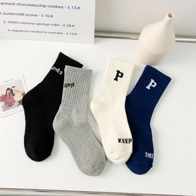 China Cheap Factory Price Street Style QUICK DRY Slip On Non Women Sports Socks Design Letter Logo Crew Socks Unisex for sale