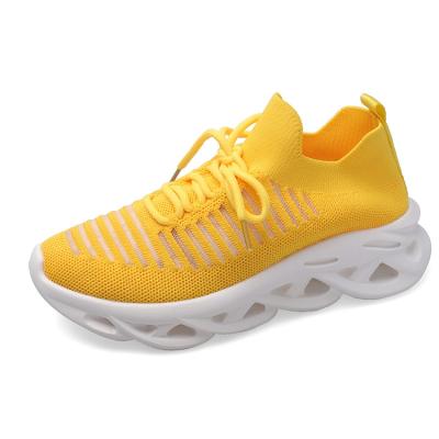 China Low Price Women's Sports Tennis Shoes Breathable Lightweight Running Shoes for sale