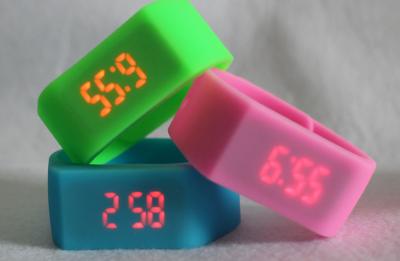 China Slimme LEIDEN van het Armband Kleurrijke Silicone Digitaal die Horlogehoogtepunt voor Unisex- wordt gepast Te koop