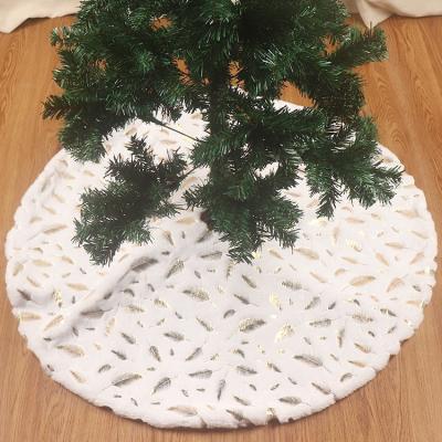 China Merry Christmas decoration Christmas tree border gold white feather plush pattern tree skirt hot stamping luxury indoor and outdoor decoration for sale