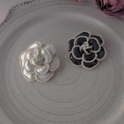 China ALLOY Fashion Pearl Flower Brooch Vintage Dress Accessories Luxury Designer Brooches For Women for sale