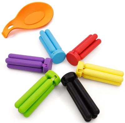 China 2021 Non-slip Viable Silicone Foldable Tripods Design Silicone Cross Tripods In Cute Colors for sale