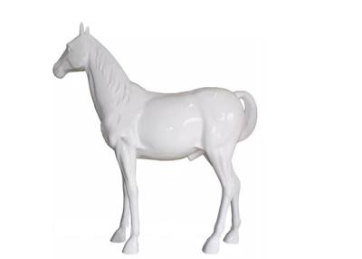 Cina La scultura all'aperto della vetroresina del cavallo bianco moderno ha dipinto a grandezza naturale in vendita