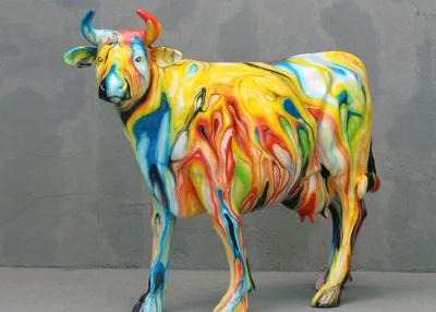 China Beeldhouwwerk Pop Art Fiberglass Cow Statue van de metaal het Moderne Dierlijke Openluchtglasvezel Te koop