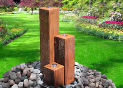 China Tamaño de acero de la forma 50/70/el 100cm de la columna de la característica tres del agua de Corten del césped en venta