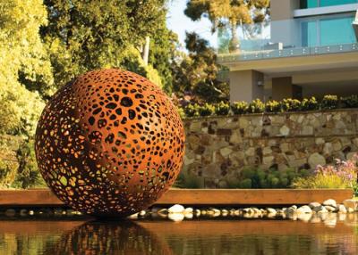 China Escultura hueco tallada acero delicado de la bola de Corten para la decoración del jardín en venta