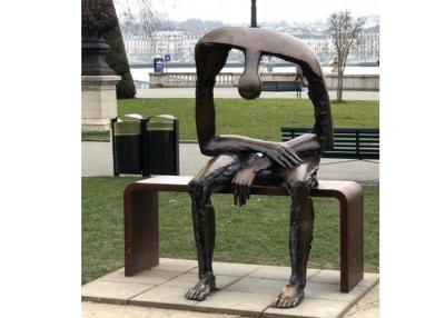 China Lebensgroßer Bronzestatuen-Garten, der auf Bank-Zusammenfassungs-einsamer Mann-Skulptur sitzt zu verkaufen